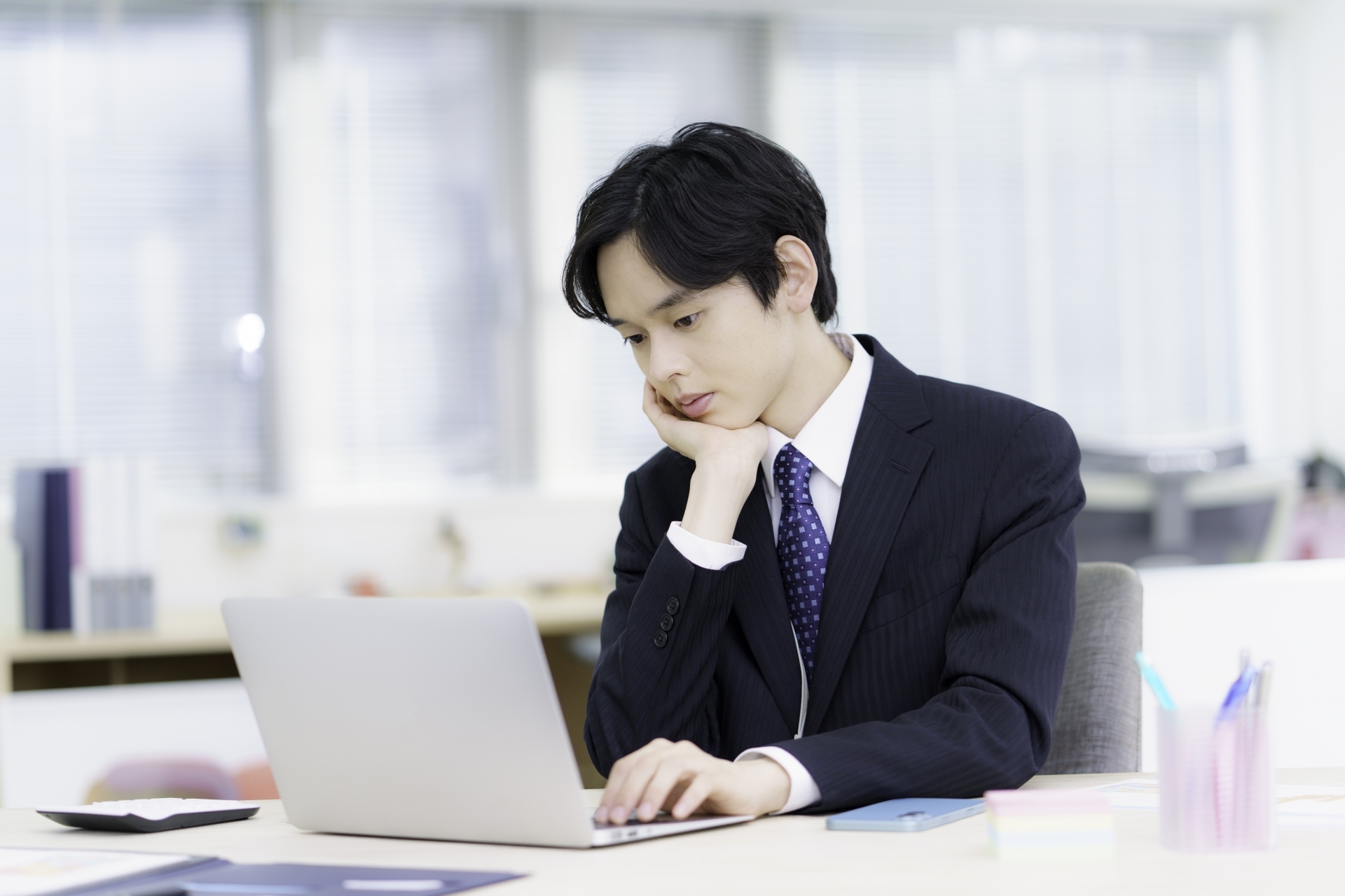 5月病は甘えではない ——「過剰適応」と「睡眠負債」から紐解く、企業が取り組むべき初期対応と継続フォロー